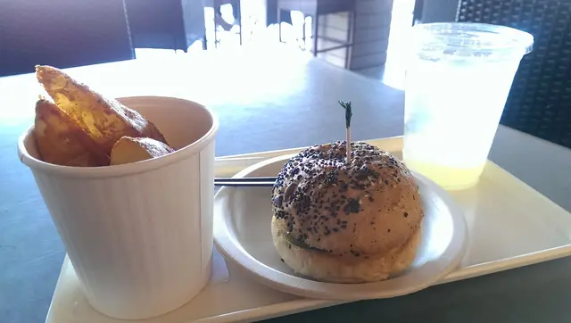 香草醬雞菌配甜椒芝士素食多穀物漢堡午餐