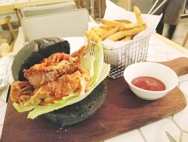 軟殼蟹泡菜竹炭漢堡配薯條