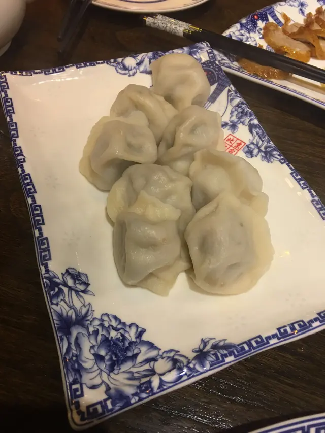 如果想食水餃食好D，建議買灣仔碼頭自己熟。再唔係去八方雲集食，平靚正。