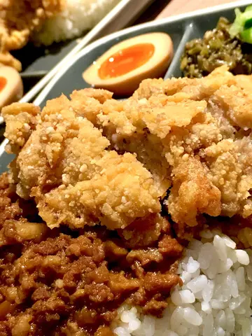 炸鸡排肉燥饭