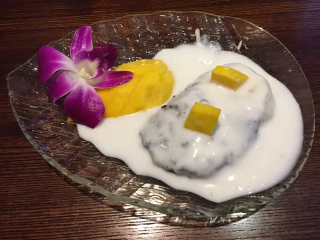 初初以為得黑糯米,原來底層都有白糯米,糯米軟硬適中,芒果甜唔酸熟得啱時候,好味!!