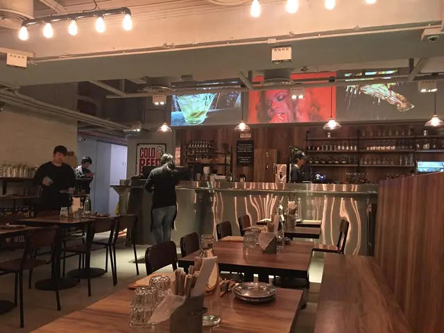 餐廳空間感十足,中間有大螢幕播放著Chill and vital lifestyle video,設計以木製枱凳配上美式軍營的鐵盤鐵餐具來塑造簡約美式餐廳風