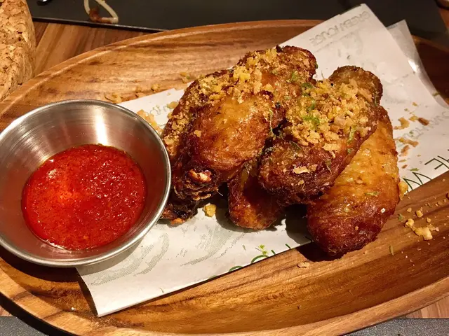 青檸香茅雞翼配秘制森巴醬