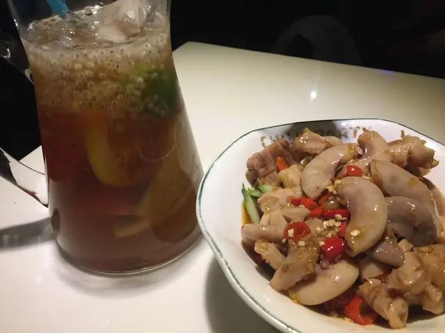 嘩好大杯好足料啊！一杯兩份飲都得。😂錫蘭紅茶混合了新鮮檸檬、橙、火龍果等水果，味道清新香甜，用來解辣就最適合不過。而且仲有粒粒蘭香子，卜卜脆又嚼勁十足！☺️