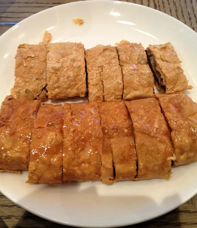 外皮很脆口, 內裡有先用薑汁及醬油等煮好的冬菇條.