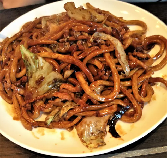 自己個人很喜歡一到上海菜館必定會吃的粗炒, 用料比例一致, 醬料味道適中, 油份剛好, 適合現今講求健康飲食的香港人.