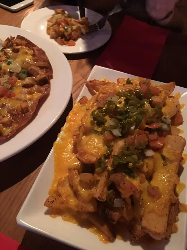 Mexi Fries, 薯仔配上芝士,蕃茄粒