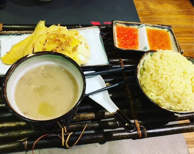 雞油飯香口 酸辣醬汁搭配醒胃