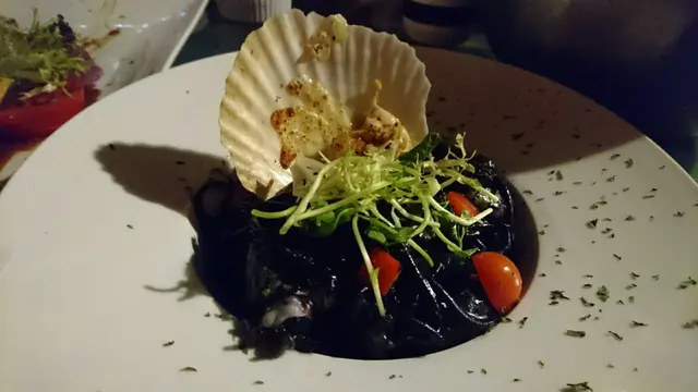 焗帆立貝海鮮芝士墨魚汁麵