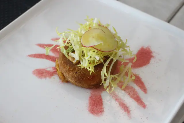 意式蟹餅配櫻花蝦粉 (Traditional Crab Cake with Sakura Prawn Powder)