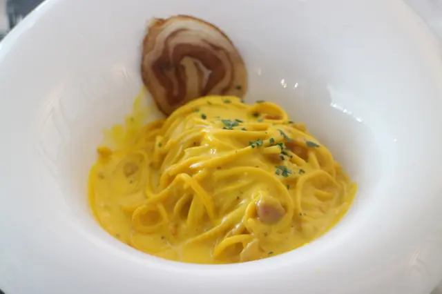 傳統手造卡邦尼意粉幼麵及自家風乾火腿 (Traditional Carbonara with Crispy Homemade Pancetta)