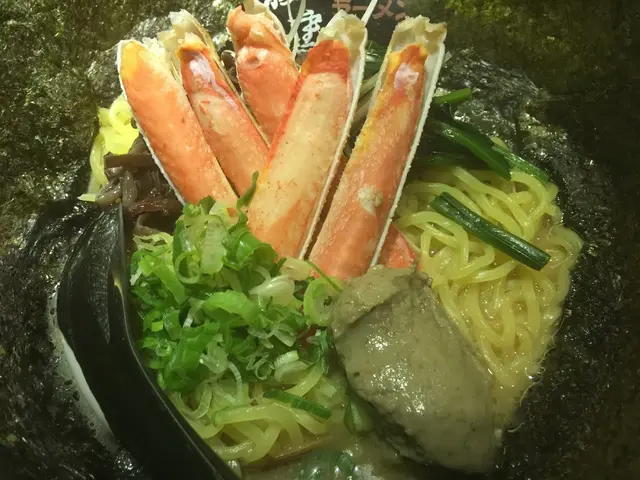 蟹膏山厚滑鹹香，蟹鮮味簡直係無得輸！👍🏻
店家還在湯底加了10多隻本地新鮮白蜆，將鮮味更推上一層樓！