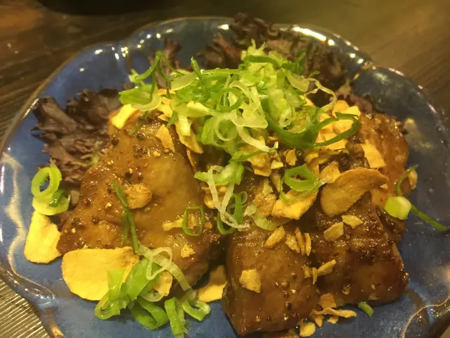 厚燒牛舌，燒得剛剛好，外微脆內柔軟，
配上香脆蒜片和蔥花一起吃，更是香口～