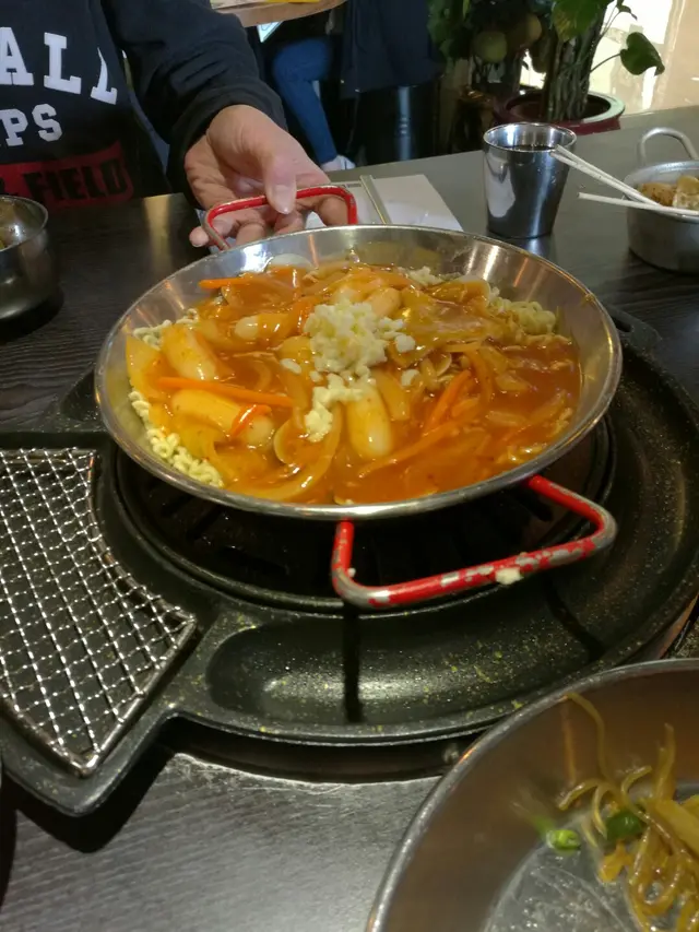 年糕入面有芝士 蜆算大隻 汁既味道有少少辣