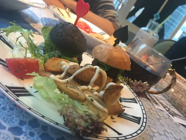 Tweedledum n Tweeedledee (牛肉芝士迷你漢堡+雞肉豆腐迷你漢堡)