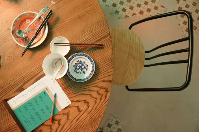 就像走進時光隧道,回到舊時代的香港。