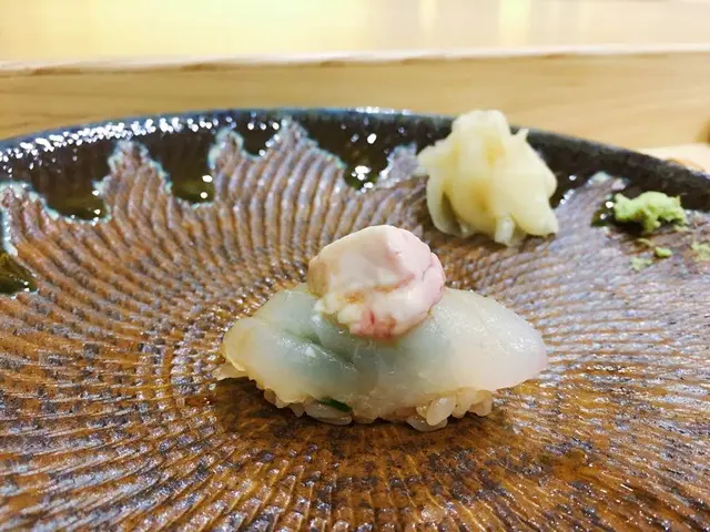 剝皮魚配新鮮魚肝壽司