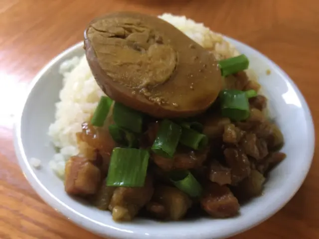 肥瘦相間的豬肉手切成丁,豐腴鬆化,比一般肉碎更有口感,☺️
台式滷蛋滷得入味,
再配上油葱酥香的鹹香肉汁和香軟白飯拌着吃,
味道都算幾正宗,值得一試!😏