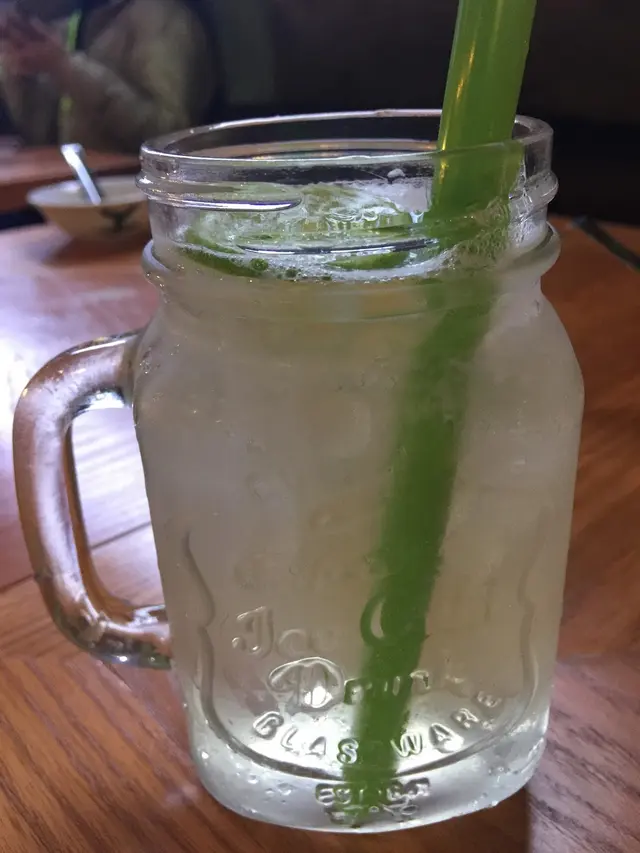 愛玉散發出清新的茶味,
加上焦糖香和檸檬酸,很是解膩解渴呢~😙