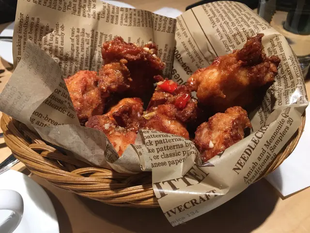 一件件細雞塊, 皮脆肉嫩, 是合格的炸雞; 意料之內沒有雞味, 慶幸亦沒有雪藏味, 口痕食下是不錯的選擇 