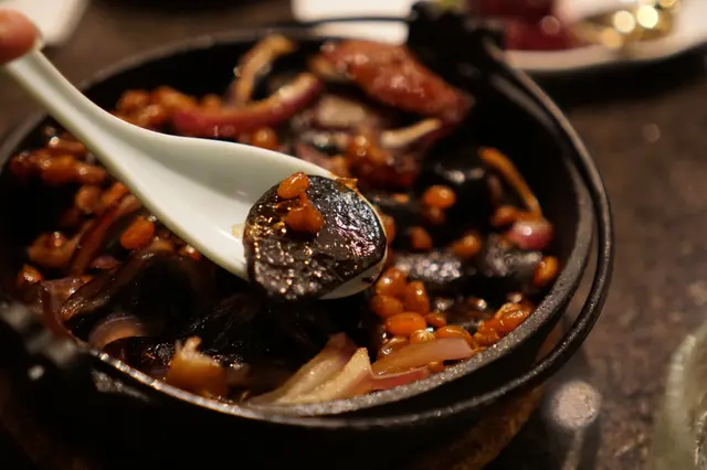 黑卵熱石令叉燒保持熱辣稔軟,令伴吃的珠豆更顯甜美。