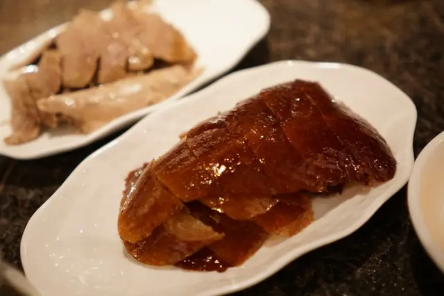 鴨皮有一層薄薄的皮下脂肪,吃起來脆滋滋的帶油香,蘸點黃糖口感更是特別。