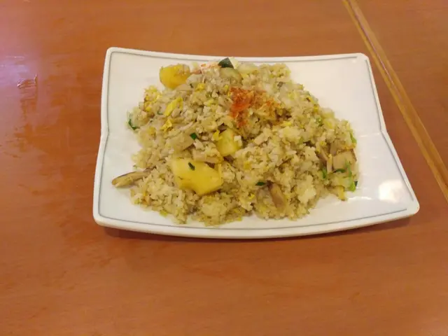 波蘿炒飯 唔係原個波蘿上既？俾老闊娘偷聽到 佢解話因為出面原個波蘿上會重用唔衛生 。。。。 哦 長知識了 好啦 味道唔差 但我唔食波蘿 交俾隊友 haha