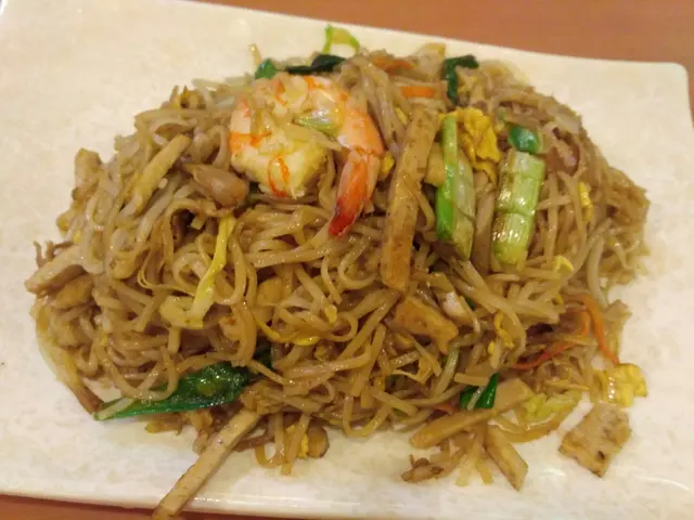 炒金邊有蝦 所以叫左炒金邊 唔同泰色果隻會橙色 佢似炒河粉既味 但就再煙un D 我好鐘意 但有D人就鐘意河炒多D 金邊係咁滑 