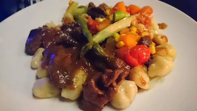 紅酒燴美國頂級牛面肉配手制薯仔粉