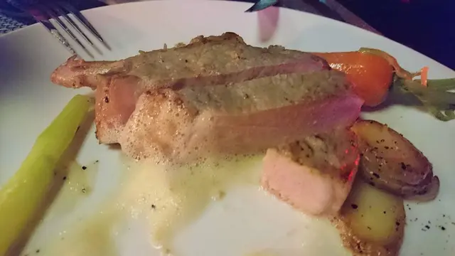 此乃豬柳切開後的相片, 肉汁豐富