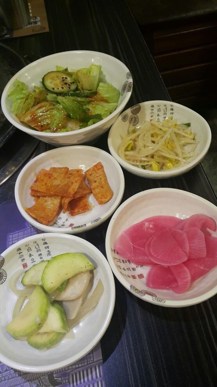 左附近既呢間韓燒食飯,呢間唔太大既小店都好多人下,好彩剛好有人埋單