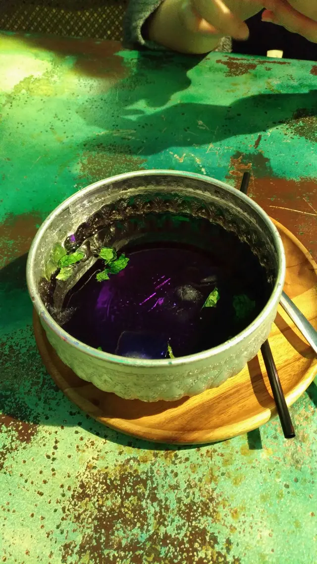 蝶豆花茶，加咗檸檬會變紫色