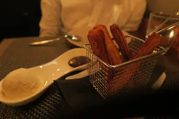 脆炸西班牙churros伴香草雪糕及朱古力酱