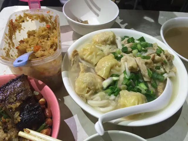 油渣不油，夠哂大碗。雲呑好大隻蝦仁，唯雲吞稍重味精