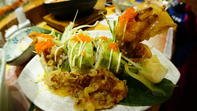 值得一試的美食，用溫暖的飯包住炸蟹，加上牛油果的果沐流入飯裡，飯有飯香味，外軟內脆