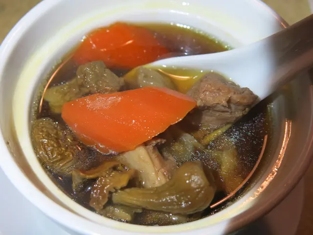 原盅燉姬松茸淮山燉甘筍黑毛豚肉湯(位上)