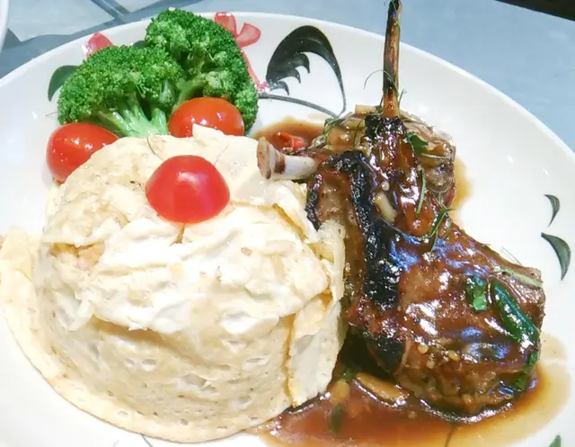 燒羊架配芭堤雅蛋包炒飯