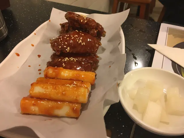 甜辣醬汁味道不錯，加上是雞中翼，吃走來較吃雞件方便，不過雞翼炸得有點過乾。個人認為這菜式最出色的是伴碟的炸年糕