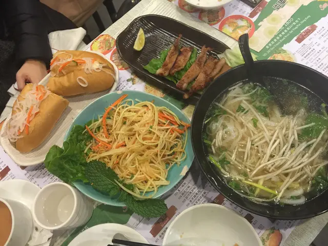 二人，叫了2  lunch  set,  1  salad 