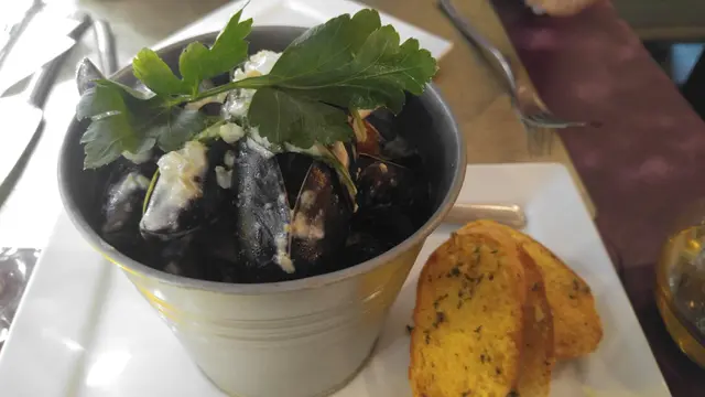 煮嘅時間恰當，能保持青口的肥美和鮮味。基本上都冇甩殼，不過系細粒咗啲。當你食完青口之後，再用蒜蓉包點煮青口個芝士汁，係絕配！