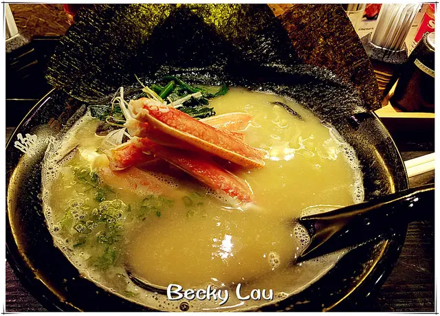 松葉蟹腳相對原匹松葉蟹拉麵就比較精緻，跟隨四隻半開殼的蟹腳