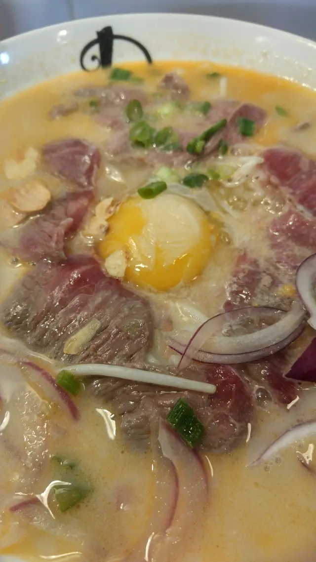 窩蛋生牛肉椰汁酸湯河粉