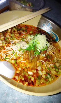 魔麻子肉碎面