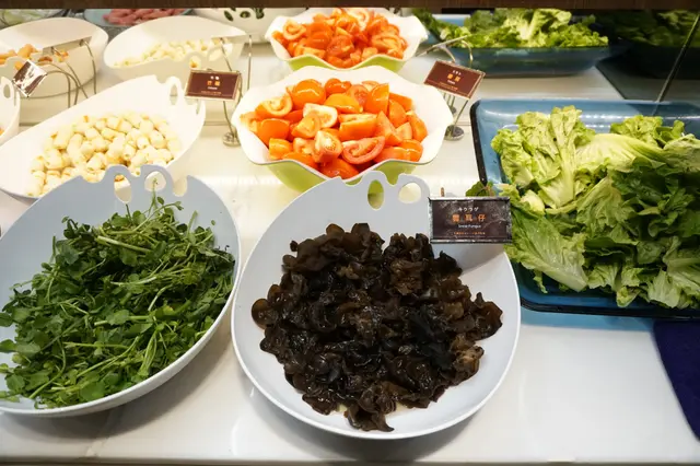 而野菜區選擇更是豐富，有日本大蔥、娃娃菜、油麥菜、金菇、蕃茄、白蘿蔔、大菇、粟米、南瓜、蓮藕等