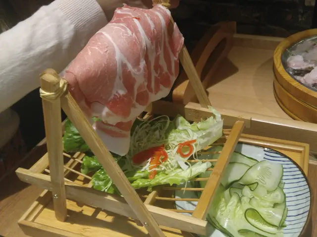 日本松板黑豚肉配小黃瓜