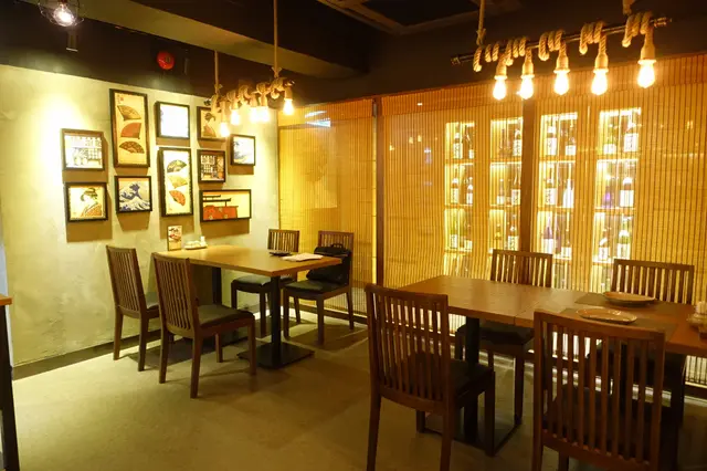 以木色調，柔和的燈光下，一室暖色系！