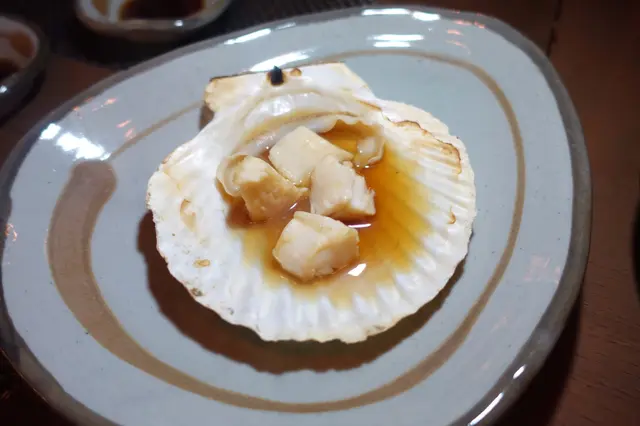 以清酒燒製，散發酒香同時提升鮮味！肉質嫩滑鮮甜！