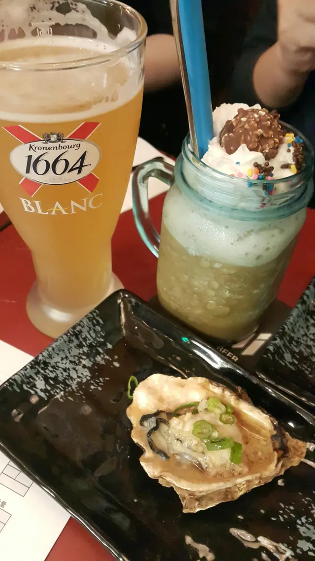 金莎沙冰,一試難忘,古唔到串燒店有這類特色飲品提供,生啤,當然唔少得啤酒,食串燒點可以無啤酒架
,燒蠔,燒得剛剛好,外香內軟,汁料真係唔錯,好香蒜味,又唔會搶左蠔本身鮮味。