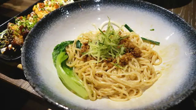 撈麵跟牛肉麵的麵條同屬一款, 相信沒有過冷河, 熱力餘韻猶存