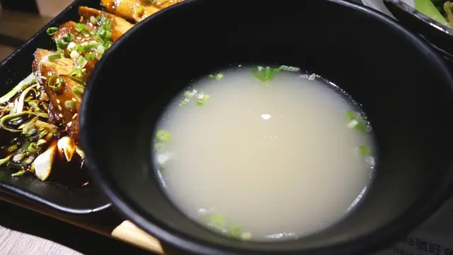 伴隨的湯頭相比下偏淡味一點, 正好起到中和雞扒甜膩之效